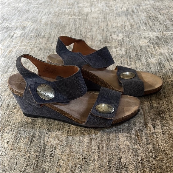 Taos women’s low wedge Sandals / blue - silver accent - size 37 - Picture 1 of 8